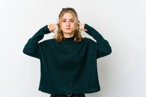 Jonge Kaukasische Vrouw Witte Backrgound Gericht Een Taak Houden Wijsvingers — Stockfoto