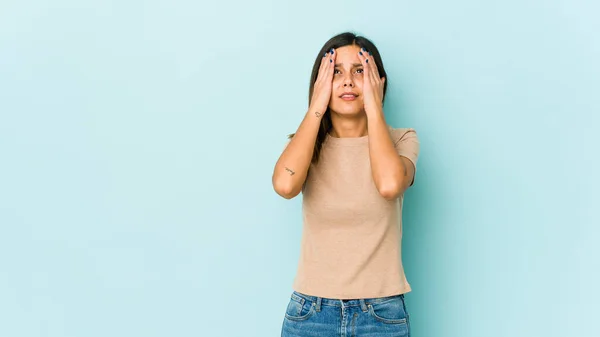 Giovane Donna Isolata Sfondo Blu Divertirsi Coprendo Metà Del Viso — Foto Stock