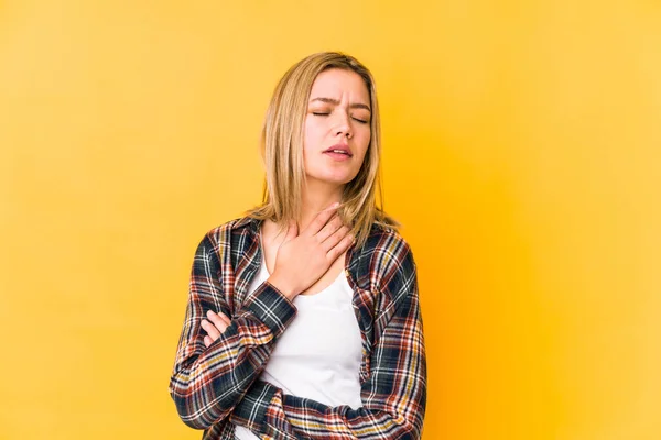 Giovane Donna Caucasica Bionda Isolata Uno Sfondo Giallo Soffre Dolore — Foto Stock