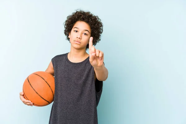 Ragazzo Che Gioca Basket Isolato Sfondo Blu Mostrando Numero Uno — Foto Stock