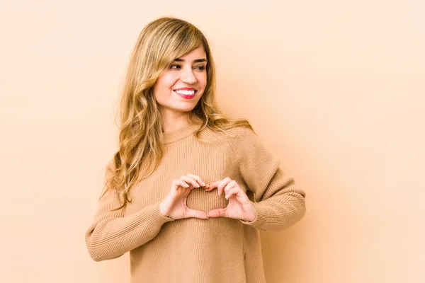 Jovem Loira Caucasiana Mulher Sorrindo Mostrando Uma Forma Coração Com — Fotografia de Stock