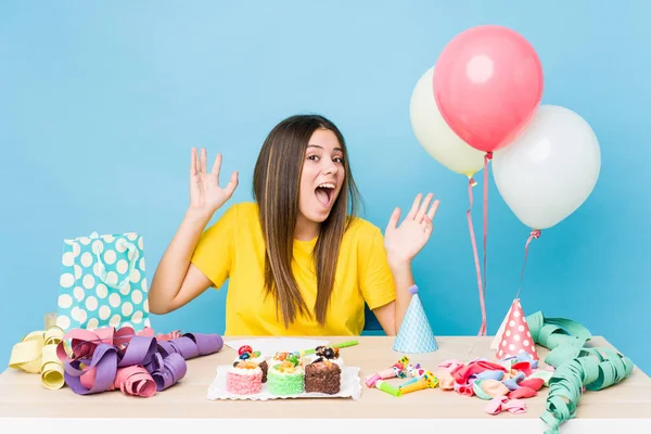 Jovem Caucasiana Organizando Aniversário Comemorando Uma Vitória Sucesso Ele Fica — Fotografia de Stock