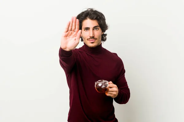 Joven Sosteniendo Una Taza Pie Con Mano Extendida Mostrando Señal — Foto de Stock