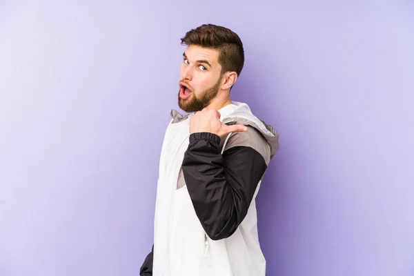 Young Man Isolated Purple Background Points Thumb Finger Away Laughing — Stock Photo, Image
