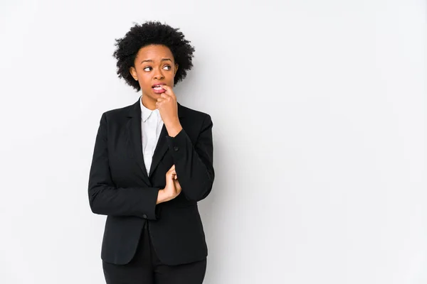 Mujer Mediana Edad Afroamericana Negocios Contra Fondo Blanco Aislado Relajado — Foto de Stock