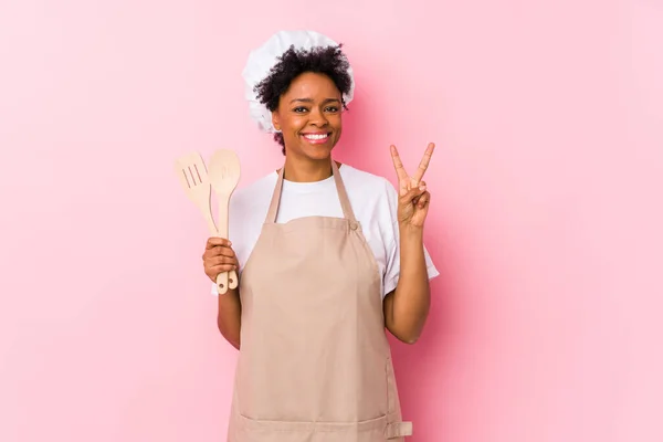 Jovem Africano Americano Cozinheiro Mulher Mostrando Número Dois Com Dedos — Fotografia de Stock