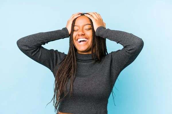 Jeune Femme Afro Américaine Isolée Sur Fond Bleu Rit Gardant — Photo