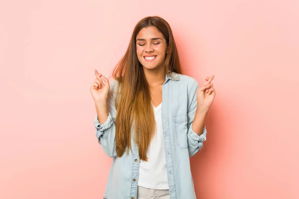 Joven Mujer Delgada Cruzando Los Dedos Para Tener Suerte — Foto de Stock