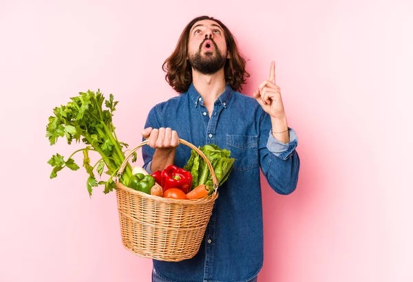 Bahçesinden Organik Sebzeler Toplayan Genç Adam Ağzı Açık Bir Şekilde — Stok fotoğraf