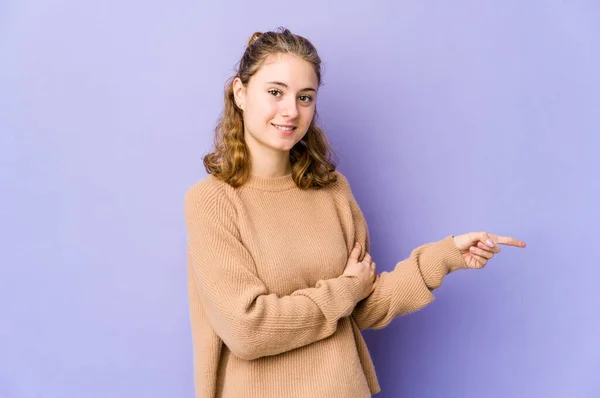 Mor Arka Planda Genç Beyaz Kadın Işaret Parmağıyla Işaret Ederek — Stok fotoğraf