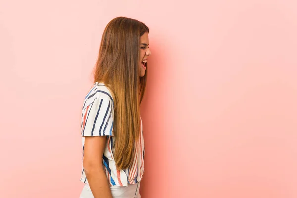 Mulher Magra Jovem Gritando Direção Espaço Cópia — Fotografia de Stock