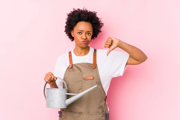 Giovane Donna Giardiniera Afroamericana Che Mostra Gesto Antipatico Pollice Giu — Foto Stock