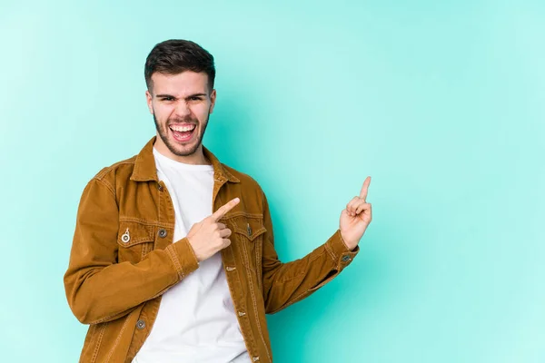 Jonge Knappe Man Wijzend Met Wijsvingers Naar Een Kopieerruimte Uitdrukken — Stockfoto