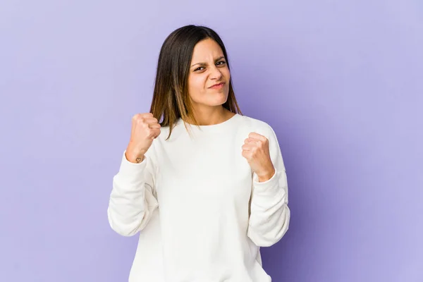 Giovane Donna Isolata Sfondo Viola Mostrando Pugno Alla Macchina Fotografica — Foto Stock