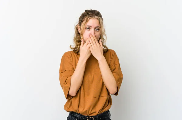 Beyaz Sırtlı Ağzı Kapalı Elleri Endişeli Görünen Beyaz Bir Kadın — Stok fotoğraf