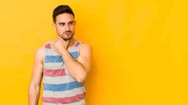 Sarı fırında izole edilmiş genç beyaz bir adam virüs veya enfeksiyon yüzünden boğazında ağrı hissediyor..