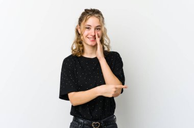 Beyaz arka plandaki genç beyaz kadın dedikodu yapıyor, bir şeyleri haber veriyor..