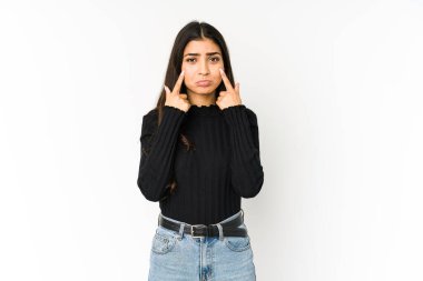 Mor arka planda izole edilmiş genç Hintli bir kadın ağlıyor, bir şeyden memnun değil, acı ve kafa karışıklığı konsepti..