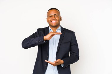 Genç iş adamı beyaz arka planda izole edilmiş iki elle bir şey tutuyor, ürün sunumu..