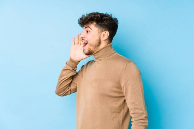 Genç Arap adam bağırıyor ve avuç içini açık tutuyor..