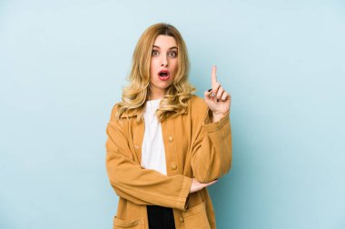 Sarışın, güzel bir kadın. Harika bir fikri var. Yaratıcılık kavramı..