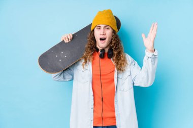 Kafkasyalı genç kaykaycı yalnız başına. Hoş bir sürpriz bekliyor, heyecanlı ve el kaldırıyor..