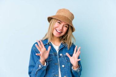 Sarışın, beyaz bir kadın zaferi ya da başarıyı kutluyor, şaşırıyor ve şok oluyor..