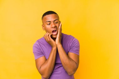 Genç latin adam sarı arka planda yalnızdı sızlanıyor ve ağlıyordu..