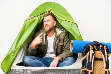Sunbae, beyaz arka planda izole edilmiş bir çadırın içinde seni işaret ediyor. Sanki davet ediliyormuş gibi..