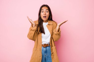 Genç melez Hintli kadın şaşırdı ve şok oldu..