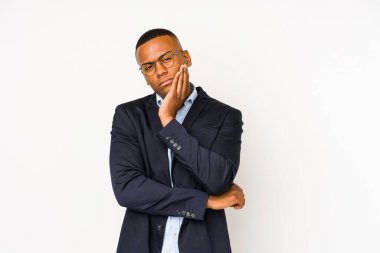 Beyaz arka planda izole edilmiş genç iş adamı sıkılmış, yorgun ve dinlenmeye ihtiyacı var..