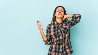 Mavi arka planda izole edilmiş genç bir kadın öfkeyle bağırıyor.