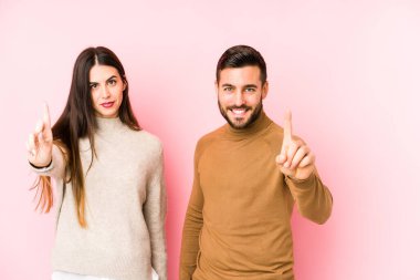 Kafkasyalı genç çift bir numarayı parmaklarıyla izole etti..