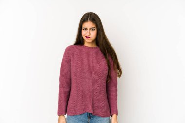 Beyaz arka planda izole genç beyaz kadın yanakları üflüyor, yorgun bir ifadesi var. Yüz ifadesi kavramı.