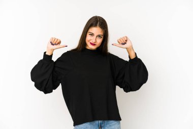 Beyaz arka planda izole genç beyaz kadın gururlu ve kendinden emin hissediyor, örnek olarak..