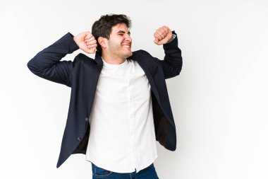 Beyaz arka planda izole edilmiş genç bir iş adamı kollarını uzatıyor, rahat bir konumda..