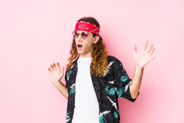 Genç beyaz adam yaklaşan bir tehlike yüzünden şoka girdi.