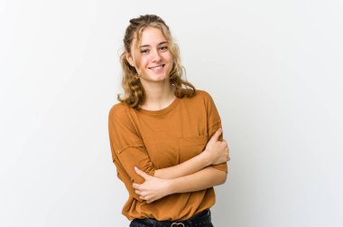 Beyaz sırtlı beyaz bir kadın gülüyor ve eğleniyor..