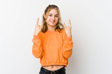 Beyaz sırtlı beyaz bir kadın devrim konsepti olarak boynuzlarını gösteriyor..