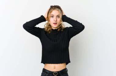 Beyaz arka plandaki genç beyaz kadın çığlık atıyor, çok heyecanlı, tutkulu, bir şeyden memnun..