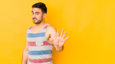 Kafkasyalı genç adam sarı fırında izole edilmiş, tiksinti belirtisi gösteren birini reddediyor..