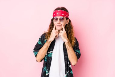 Kafkasyalı genç hippi iki seçenek arasındaki şüpheyi izole etti..