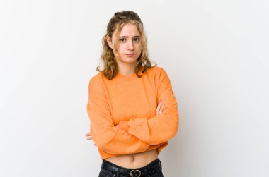 Beyaz sırtlı beyaz bir kadın hoşnutsuzca kaşlarını çatıyor, kollarını kavuşturuyor..