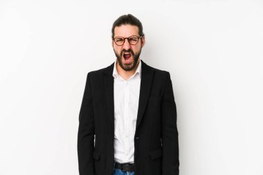Kafkasyalı genç iş adamı beyaz bir arka planda izole edilmiş çok kızgın ve agresif çığlıklar atıyor..