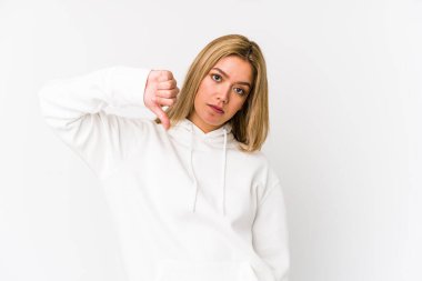 Sarışın, beyaz tenli, izole edilmiş, hoşlanmadığı bir hareket gösteren bir kadın. Anlaşmazlık konsepti.