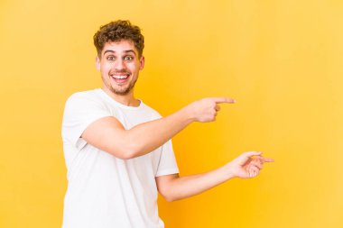  İşaret parmaklarıyla işaret etmek heyecanlı.