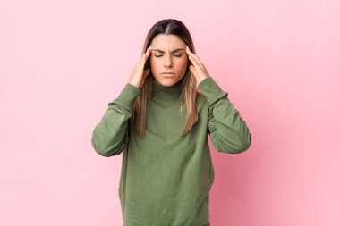 Genç beyaz kadın tapınaklara dokunuyor ve baş ağrısı çekiyor..