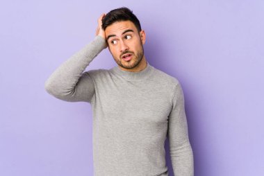 Mor arka planda izole genç beyaz adam şok oldu, o önemli bir toplantı hatırladı.