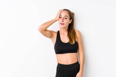 Beyaz arka planda poz veren Kafkasyalı genç kadın yorgun ve uykulu bir şekilde el ele tutuşuyor..