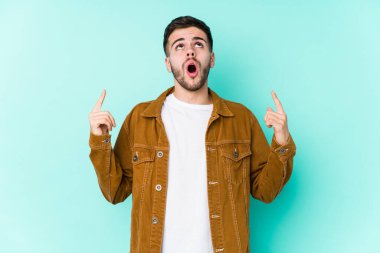 Genç yakışıklı, ağzı açık, üst tarafı işaret ediyor..
